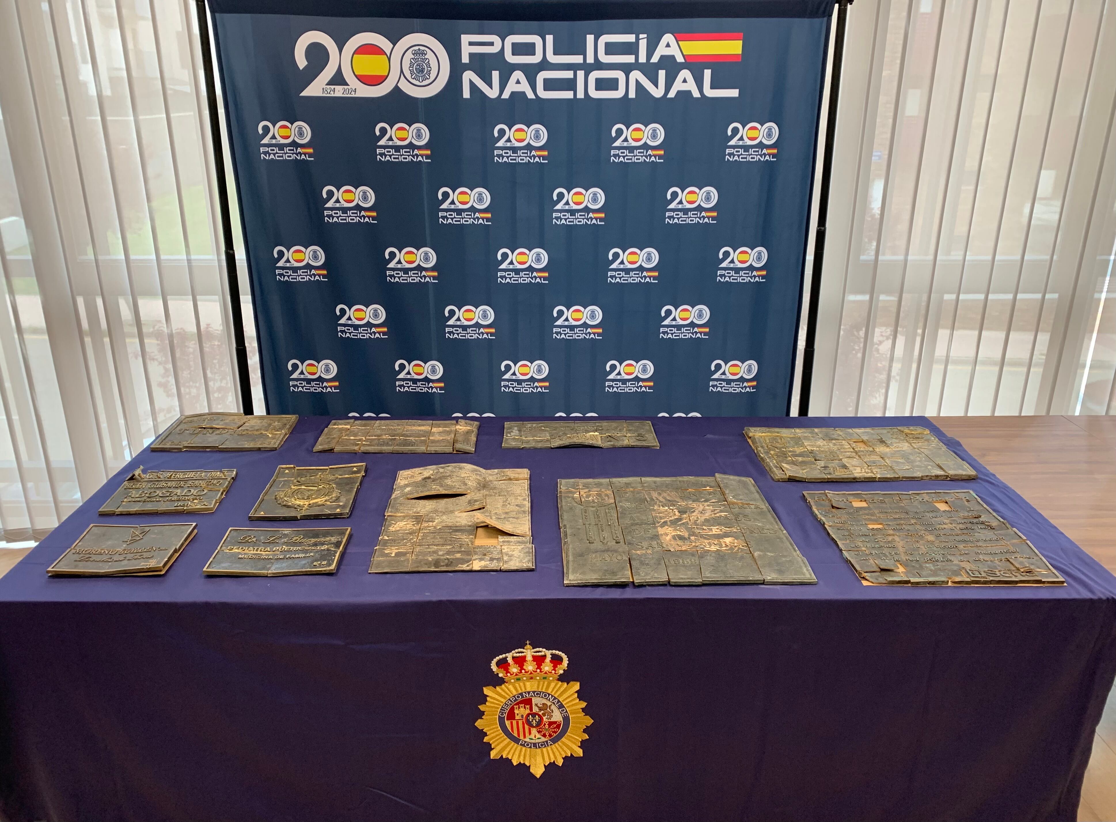 Placas metálicas intervenidas