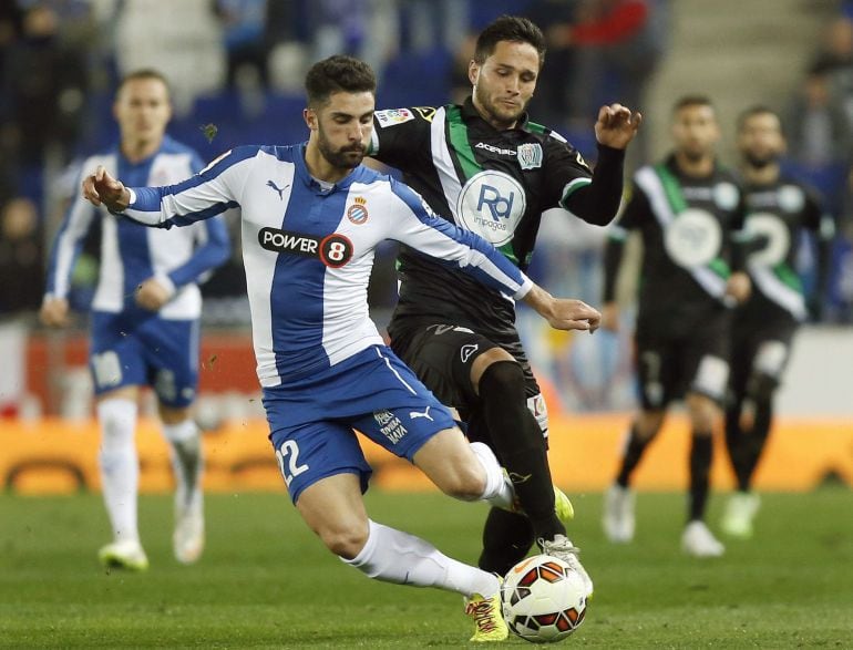 Álvaro González lucha un balón con el delantero rumano del Córdoba, Florin Andone- ANDREU DALMAU (EFE)