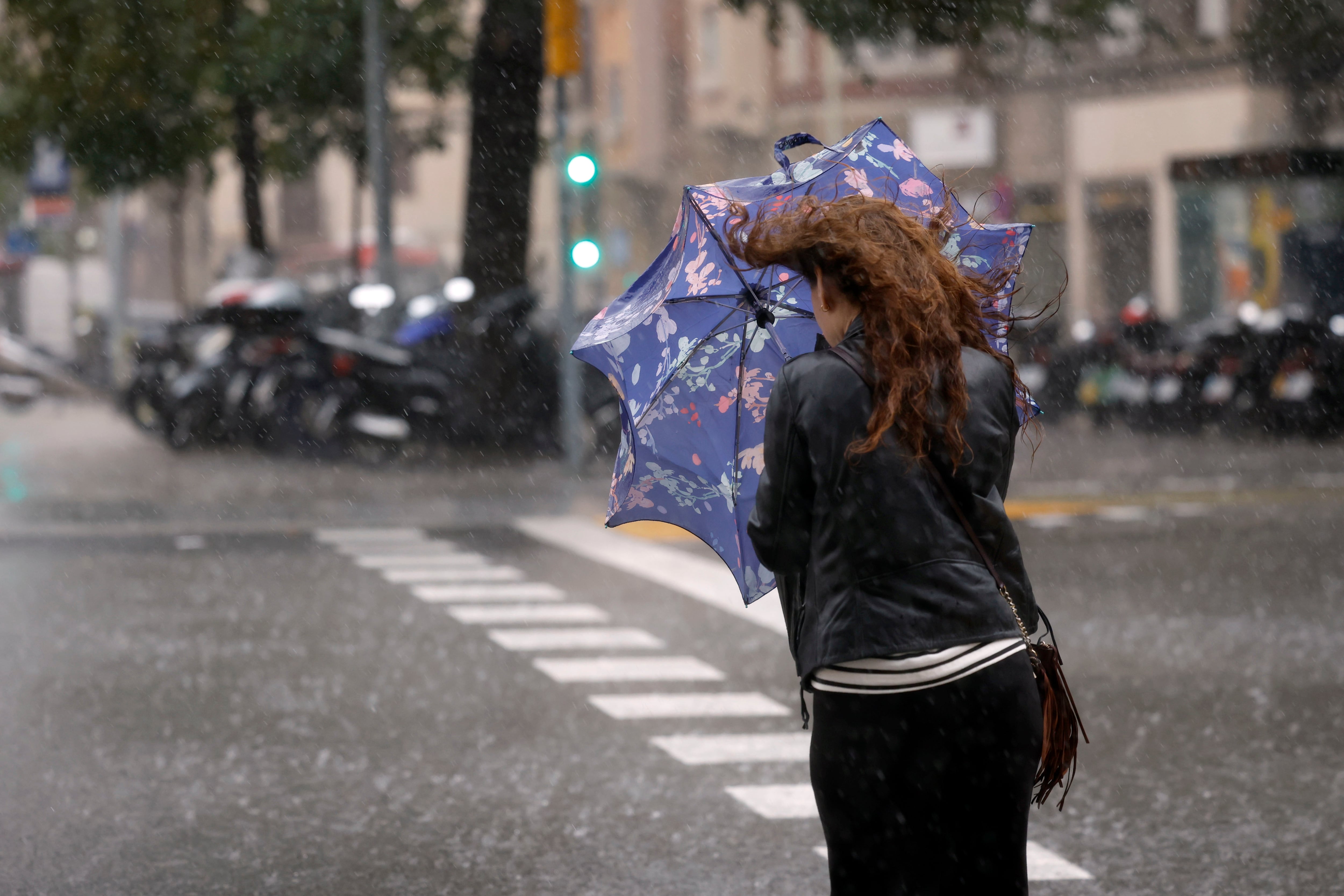 Una mujer protegiéndose de la lluvia