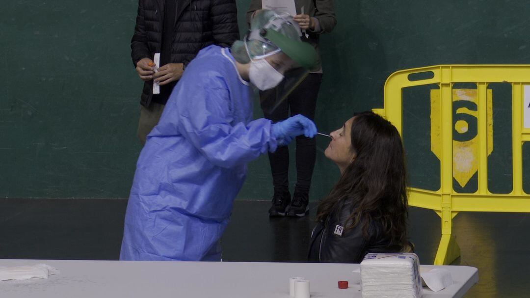 Una joven se somete a la prueba PCR.