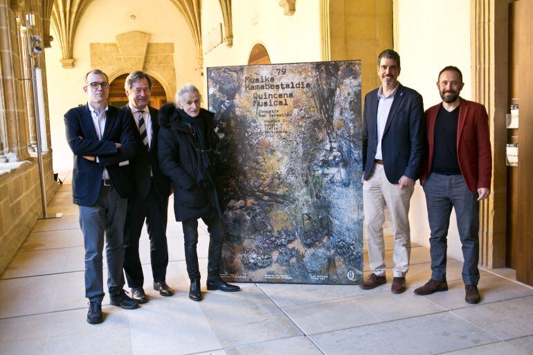 El consejero de Cultura, Bingen Zupiria, el alcalde de San Sebastián, Eneko Goia, el diputado de Cultura de Gipuzkoa, Denis Itxaso, y Patrick Alfaya han acompañado al artista.