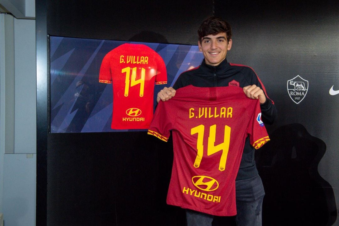 El ex del Elche Gonzalo Villar posa con la camiseta de la Roma