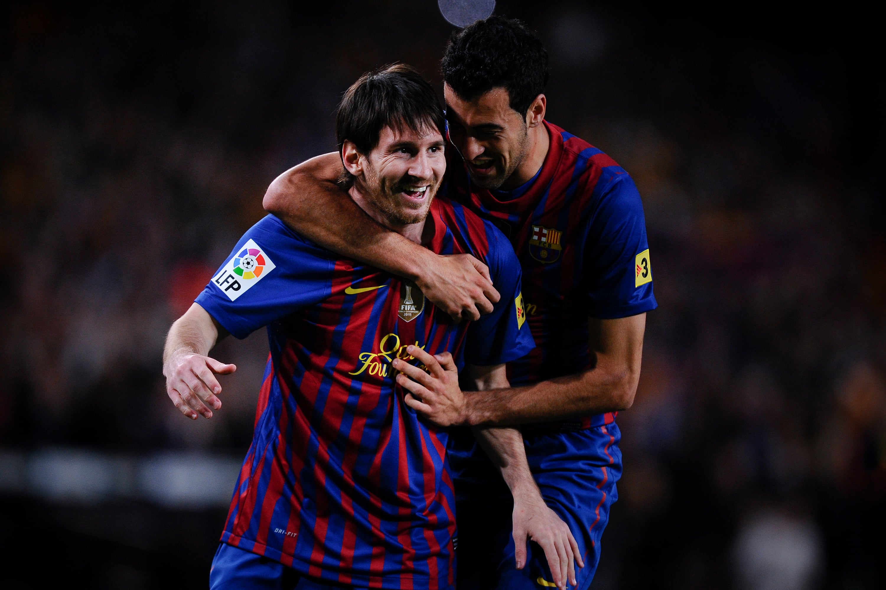 Messi y Busquets se abrazan durante un partido de la temporada 2012 con el FC Barcelona