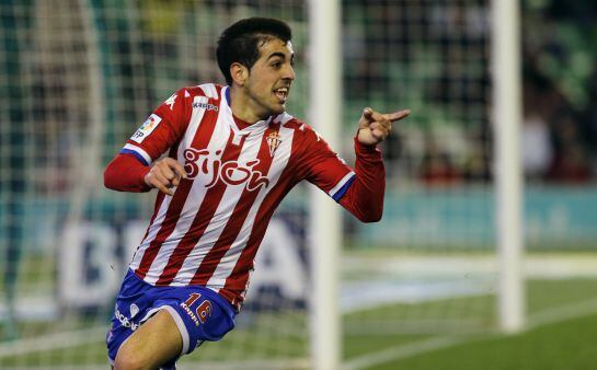 GRA473. SEVILLA, 20/02/2016.- El delantero del Sporting Carlos Castro celebra el primer gol de su equipo ante el Betis, durante el partido de la vigésimo quinta jornada de Liga de Primera División que se juega hoy en el estadio Benito Villamarín. EFE/Jose