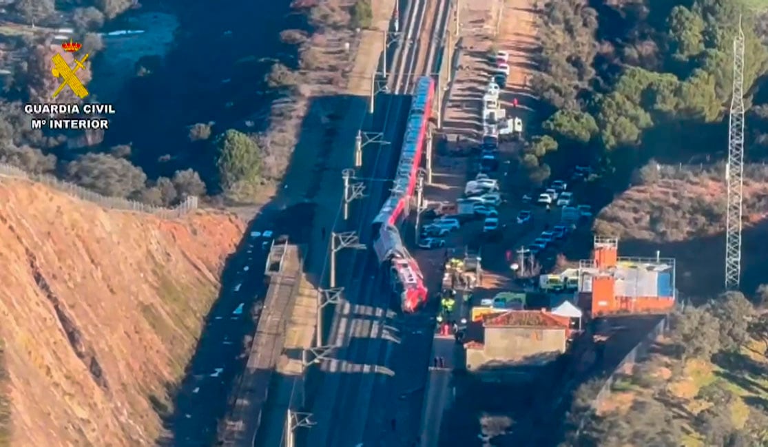 ADAMUZ (ESPAÑA), 19/01/2026.- Captura de imágenes áreas del accidente ferroviario en Adamuz (Córdoba) en el que al menos 39 personas han muerto y un centenar han resultado heridas, es el cuarto siniestro ferroviario más grave registrado en España. EFE/ Captura de vídeo de la Guardia Civil // SOLO USO EDITORIAL/SOLO DISPONIBLE PARA ILUSTRAR LA NOTICIA QUE ACOMPAÑA (CRÉDITO OBLIGATORIO)