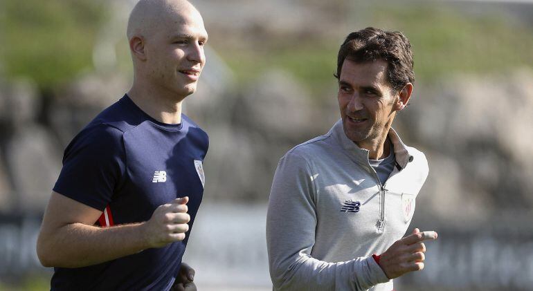 El jugador del Athletic Club Yeray Álvarez, junto al readaptador Xabi Clemente.