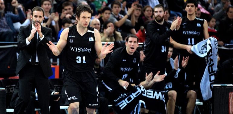 GRA065. BILBAO, 11/01/2015.- El jugador del Bilbao Basket Raúl López (2ºi) celebra una canasta ante el Valencia, en el partido de liga Endesa correspondiente a la jornada 16º, disputado en el Bilbao Arena. EFE/Luis Tejido