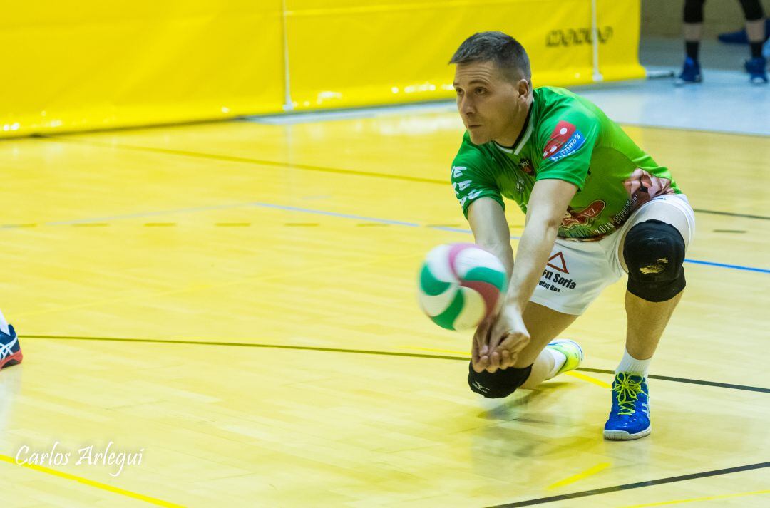 El líbero Álvaro Hernández, defiende durante un partido. 