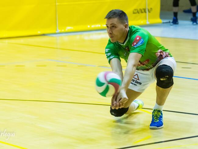 El líbero Álvaro Hernández, defiende durante un partido.