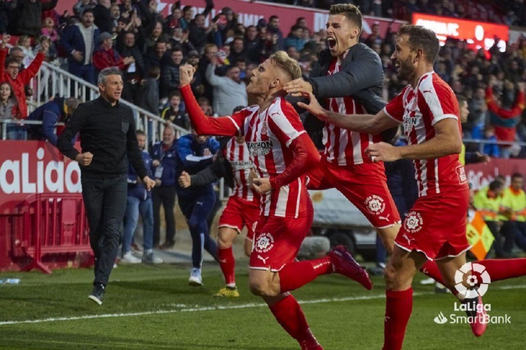 Samu Saiz, Gumbau i Stuani, amb Martí de fons, celebren el gol de la victòria contra el Huesca.