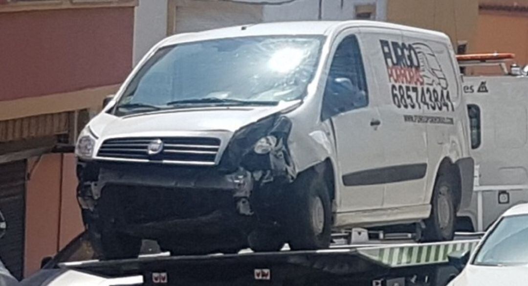 La furgoneta es recogida por la grúa.