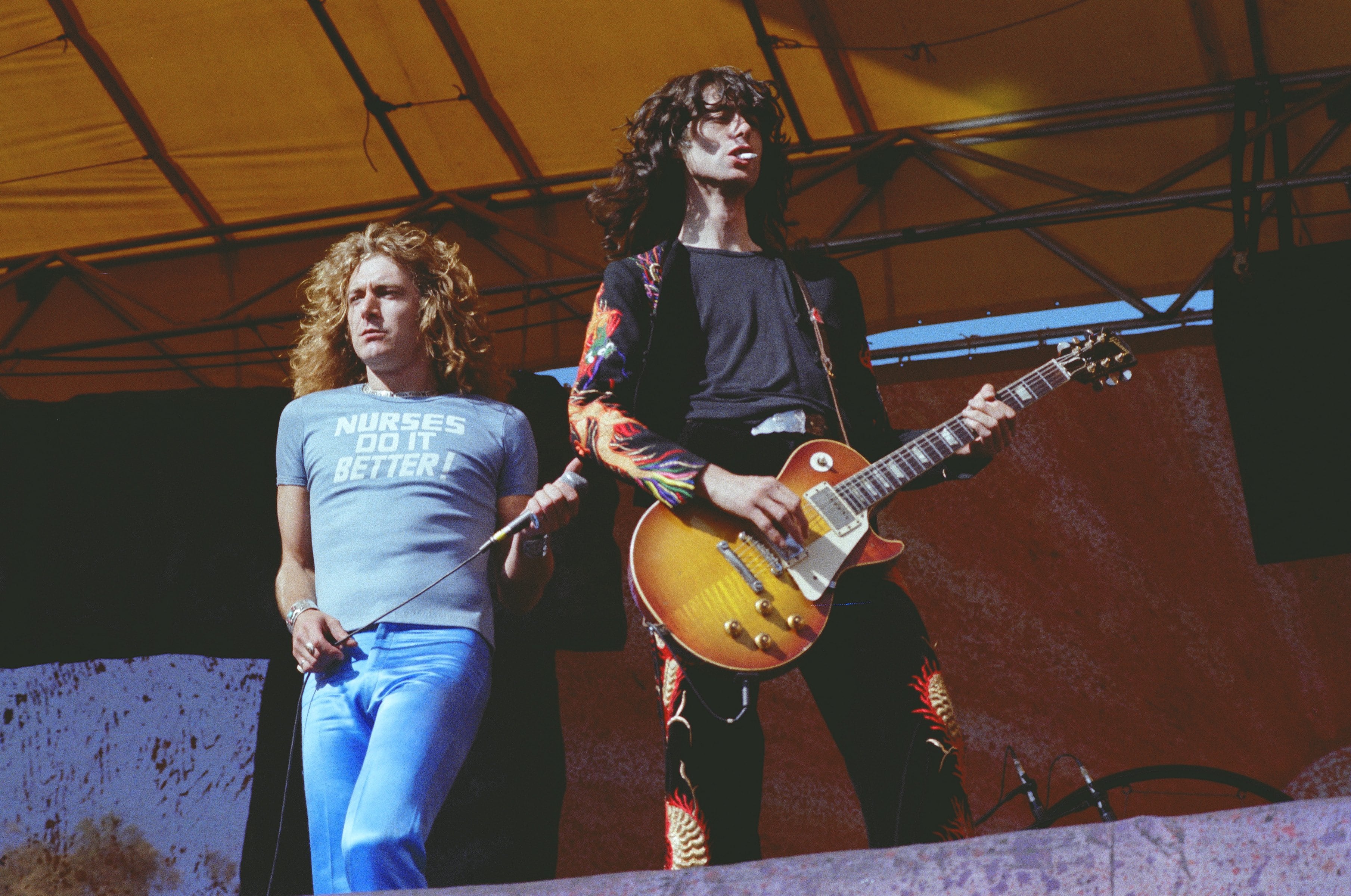 Robert Plant y Jimmy Page de Led Zeppelin durante una actuación en California en 1977