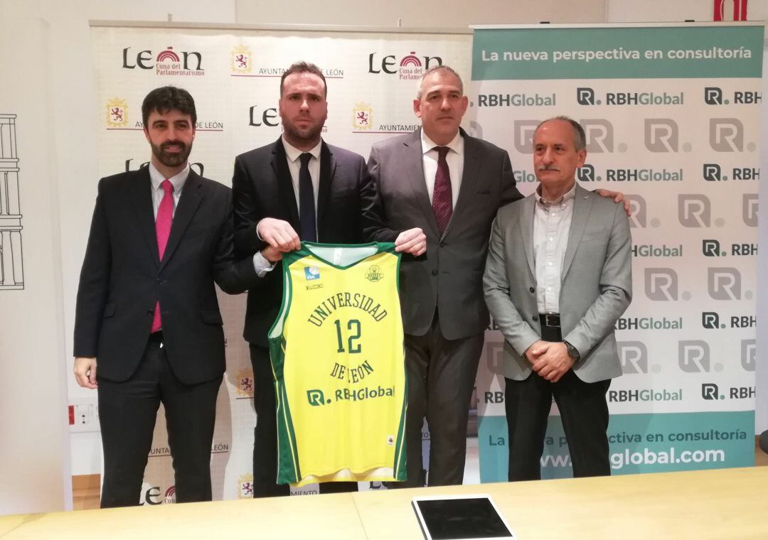 Pablo Roberto, Álvaro Barrioluengo y los representantes del Ayuntamiento de la ULE, durante la presentación del nuevo proyecto