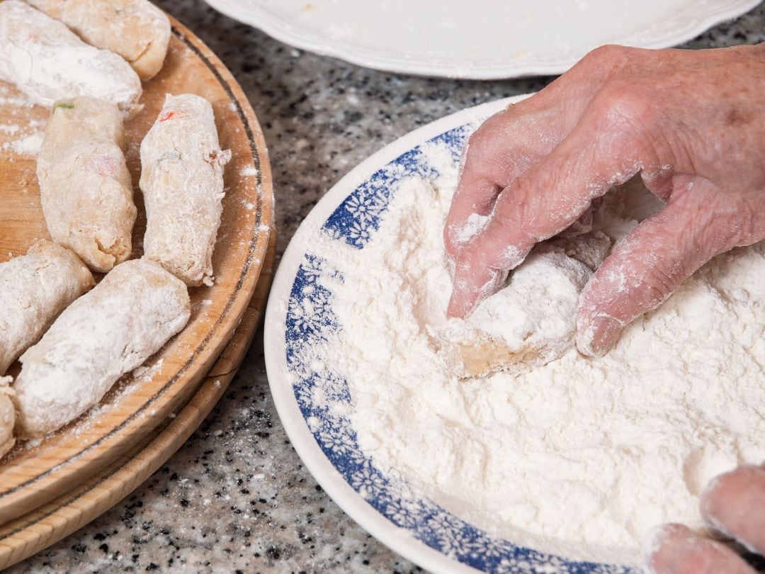 Haciendo croquetas.