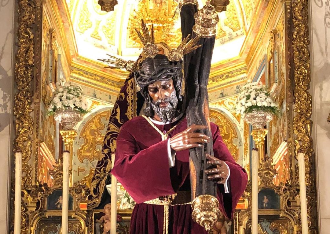 El Señor de la Salud de Los Gitanos en el altar mayor de su santuario