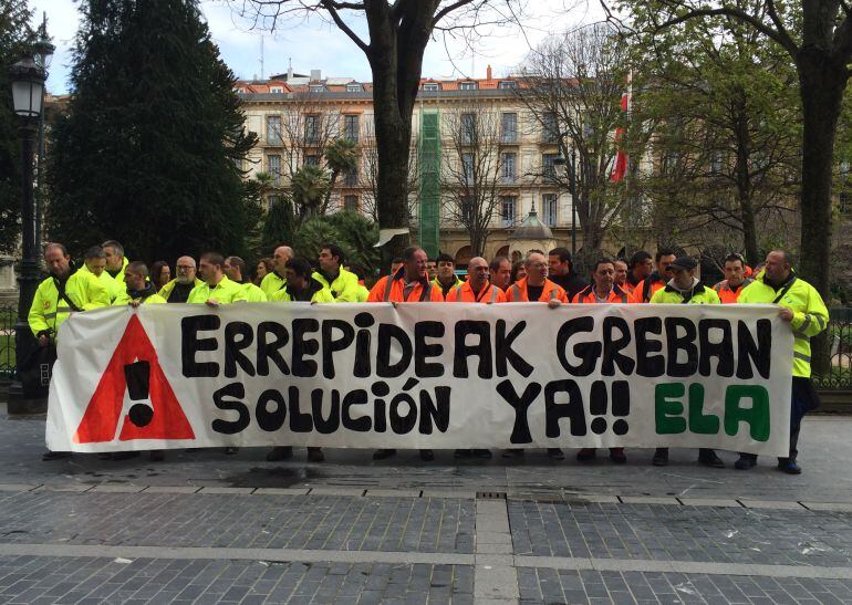 Protesta de los trabajadores de las carreteras frente a la sede de la Diputación, en una imagen de archivo.