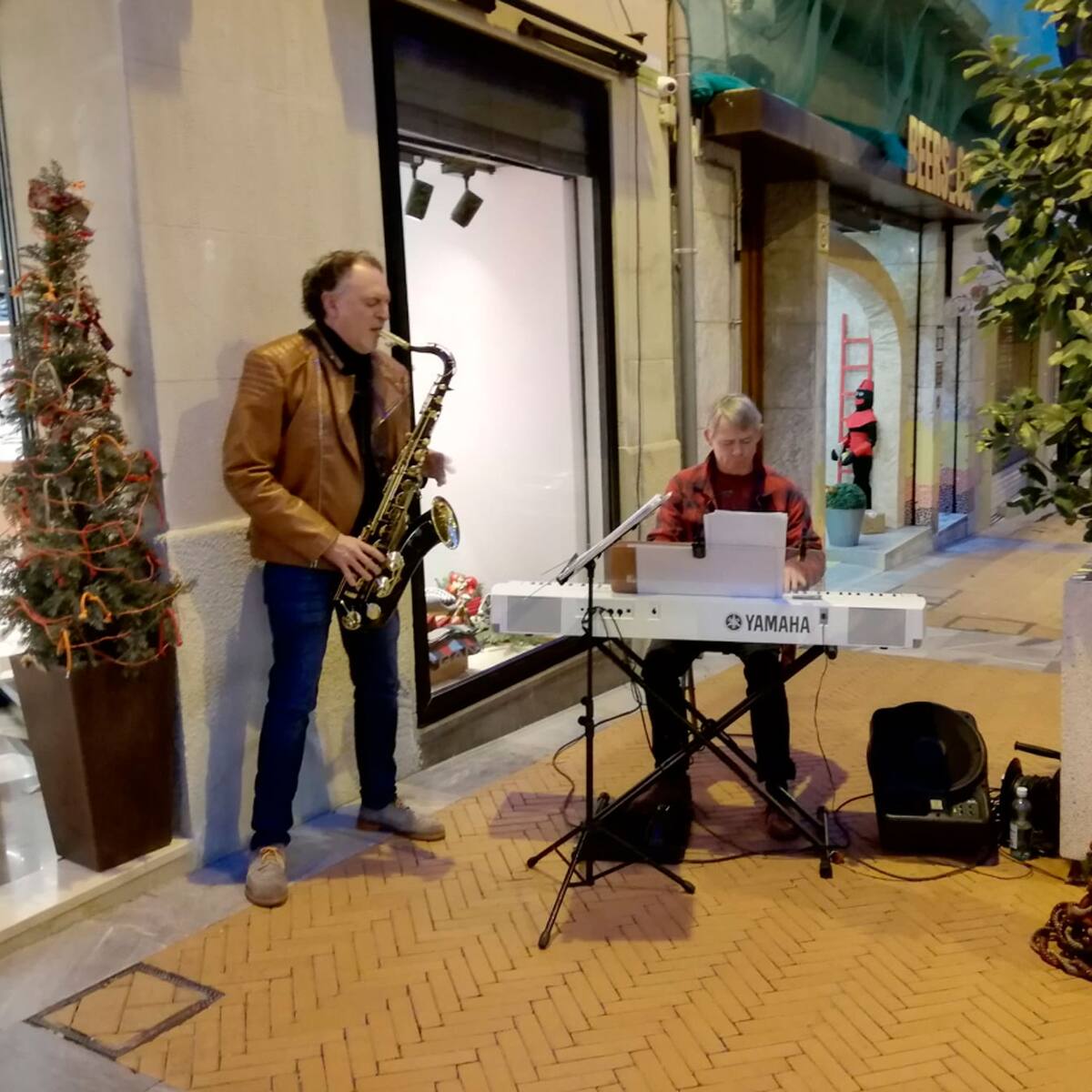 La tienda Fernando Cano Ropa Hombre no falla a su cita con la Navidad con la música de Moisés Olcina y Mike Summers