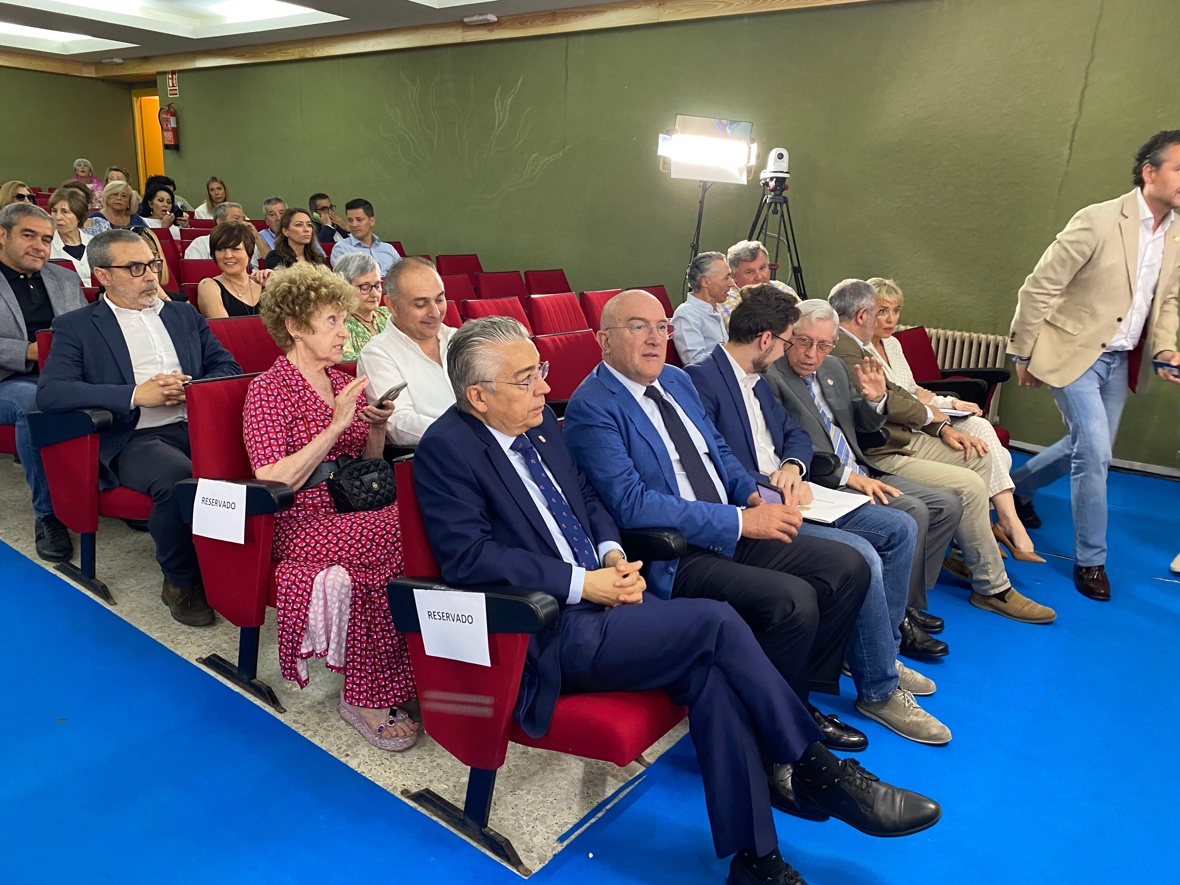 El Delegado Territorial de la Junta, en primer término, junto a los alcaldes de Valladolid y Aranda