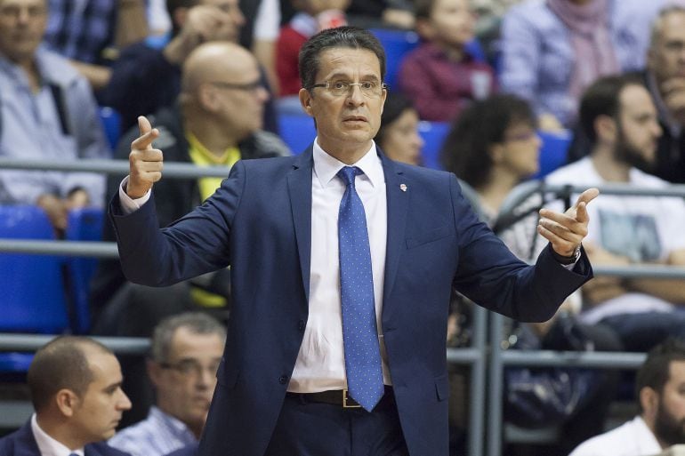 El entrenador del Valencia Basket, Pedro Martínez, hace indicaciones a sus jugadores que se enfrentaban al Iberostar Tenerife, durante el partido de baloncesto de la liga Endesa celebrado hoy en el pabellón Santiago Martín de La Laguna (Tenerife). EFE-Ram