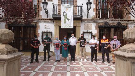 Momento del reconocimiento de la A.M. Arroquia Martínez en el pasacalle inicial, a los colectivos que han trabajado en el período de alarma