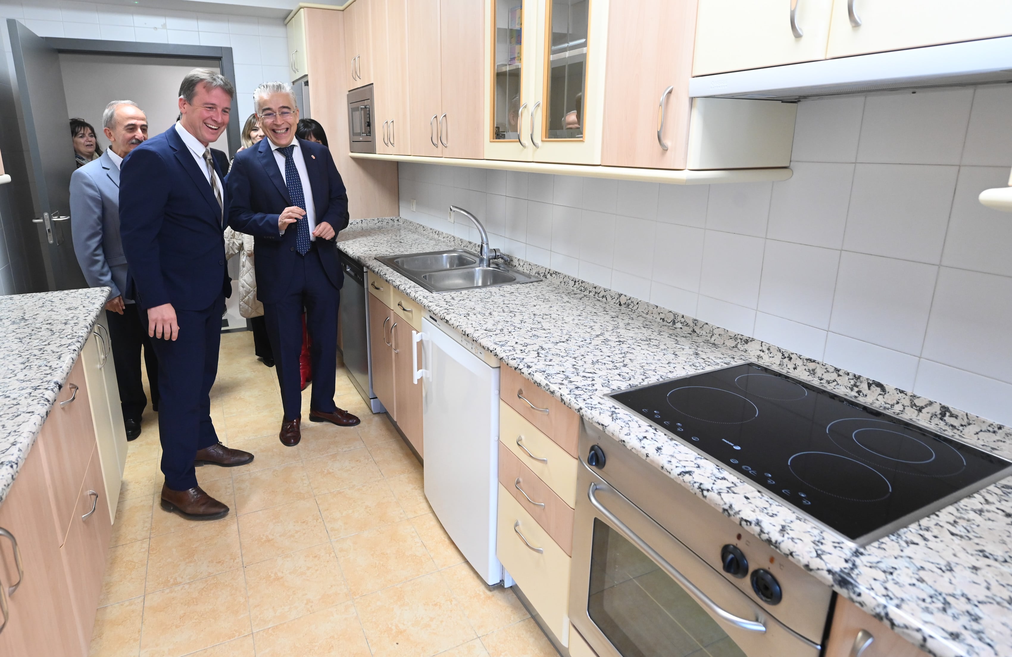 Las autoridades visitan la cocina que dispone la Unidad de Convivencia adaptada en una de las residencias de mayores de la Diputación en Fuentes Blancas