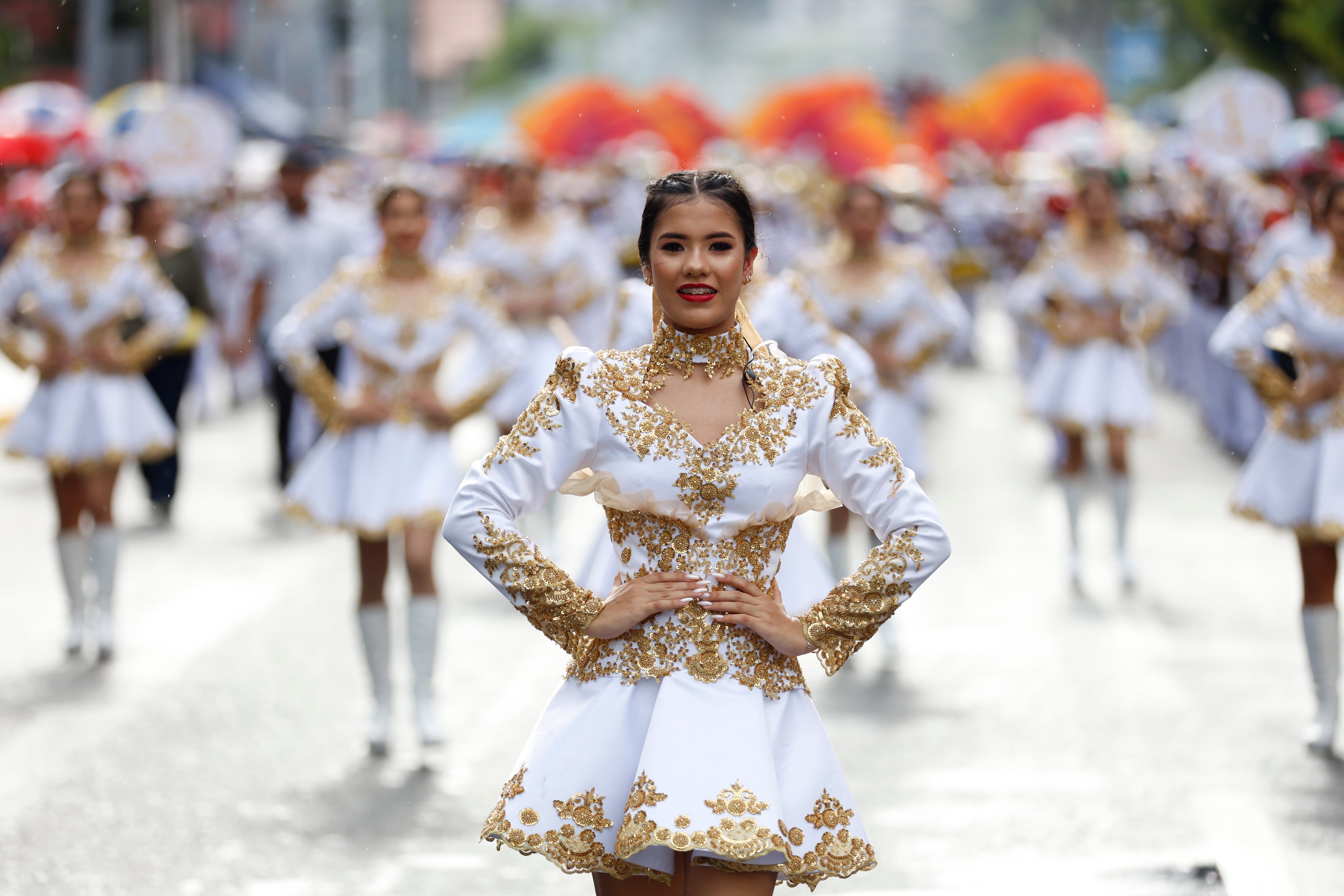 AME5632. CIUDAD DE PANAMÁ (PANAMÁ), 15/12/2024.- Una mujer participa en el desfile navideño &#039;Ciudad de las Estrellas&#039;, este domingo en Ciudad de Panamá (Panamá). EFE/ Bienvenido Velasco
