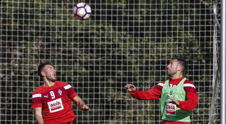 Enrich y Luna pugnan por un balón en una sesión en Atxabalpe