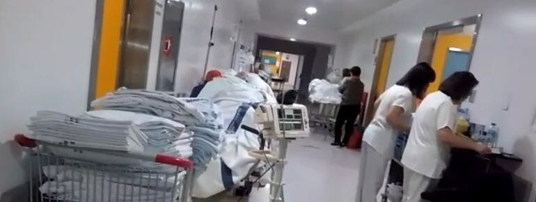 Pacientes en un pasillo de urgencias del CHUAC