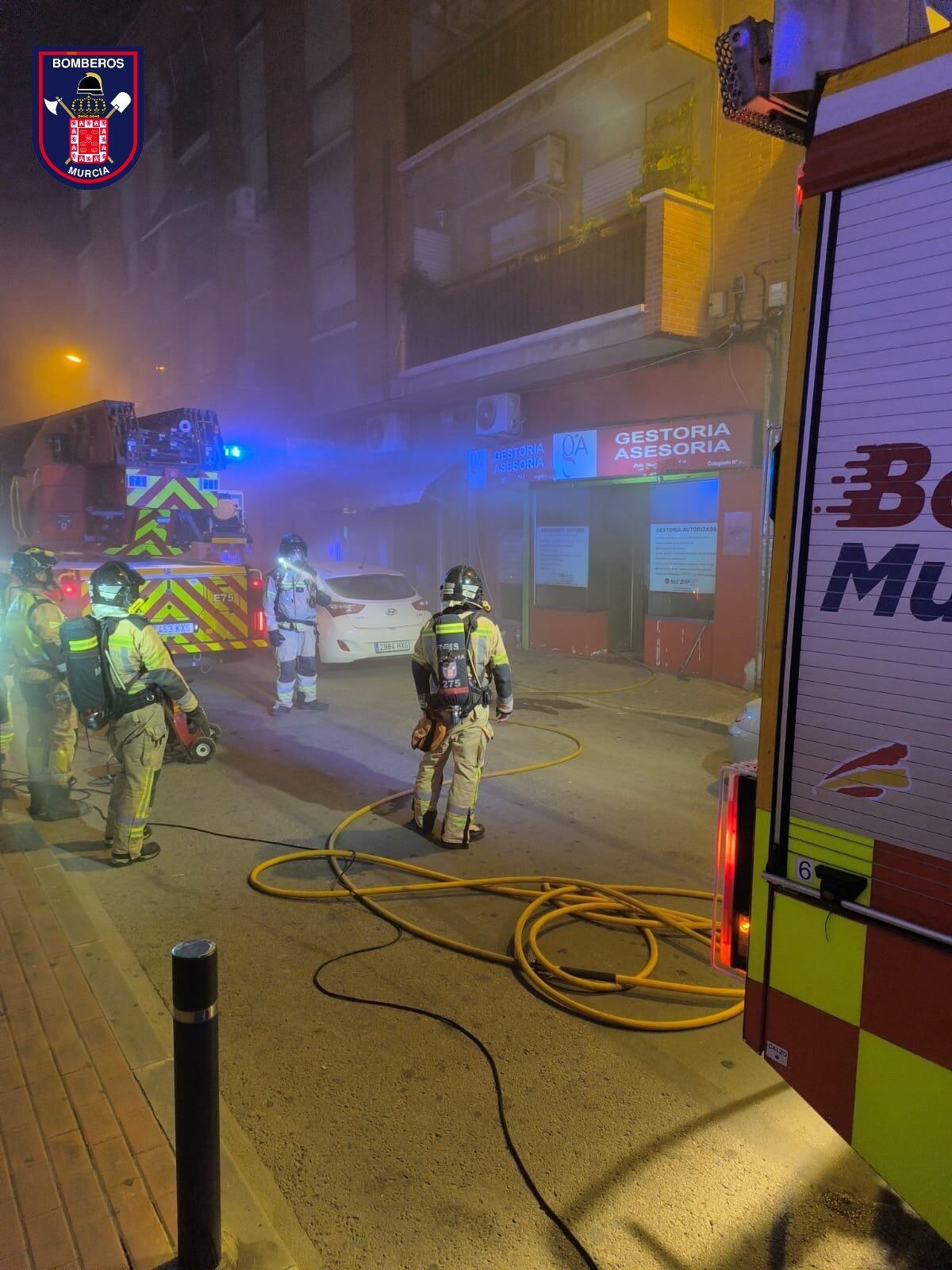 Los bomberos de Murcia extinguen el incendio declarado en un local comercial de Puente Tocinos