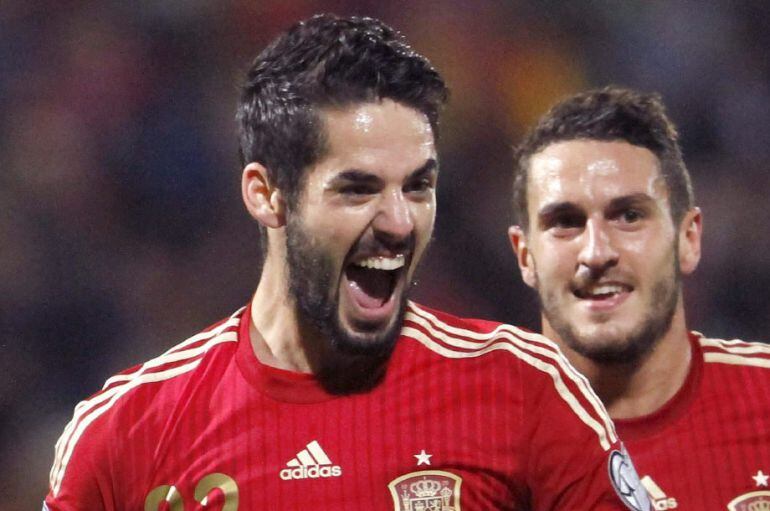 GRA290. HUELVA, 15/11/2014.- Los jugadores de la selección española (i-d), Isco, Koke y Jordi Alba, celebran el primer gol del combinado español, durante el encuentro de clasificación para la Eurocopa 2016, que disputan esta noche frente a Bielorrusia en 