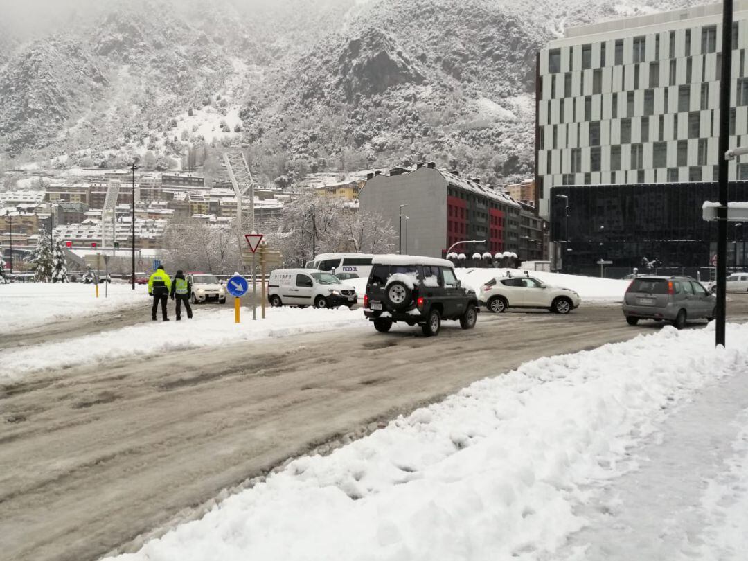 Efectius de la Policia controlant que els vehicles portessin els equipaments especials obligatoris durant la nevada d'aquest dimecres a la capital.