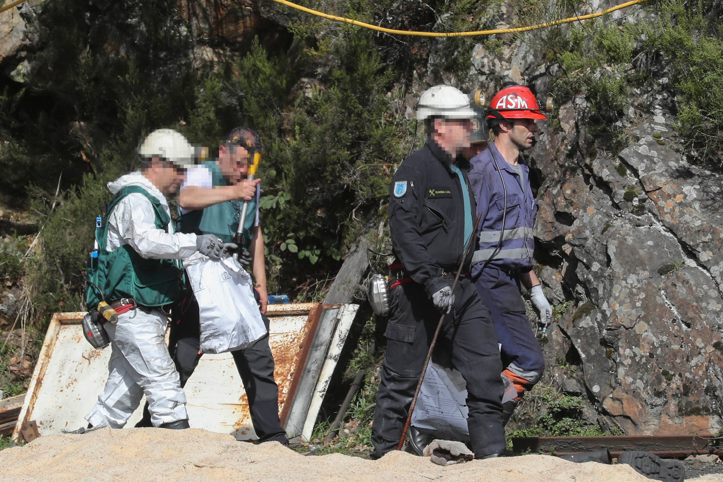 OVIEDO (ASTURIAS) 09/04/2025.-  Investigadores, miembros de la brigada de salvamento minero y Policía Judicial de la Guardia Civil ayer martes en el exterior de la mina de Cerredo. La primera inspección técnica realizada ayer en el interior de la mina de Cerredo, en la que el pasado 31 de marzo se produjo una fuerte explosión que causó la muerte de cinco trabajadores y dejó heridos de gravedad a otros cuatro, detectó la presencia de gas grisú. EFE/ J.L. Cereijido
