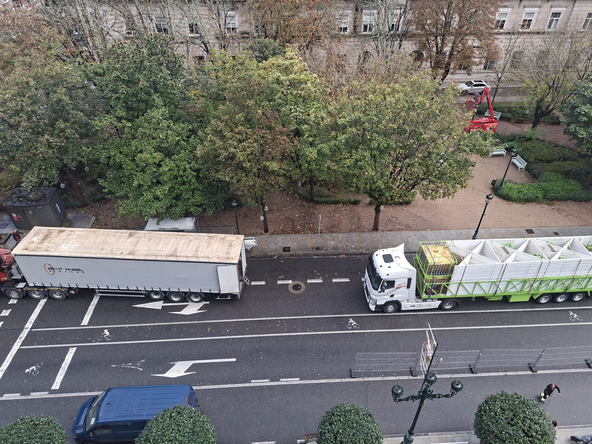 Camiones con los elementos de la noria, ya en calle Areal