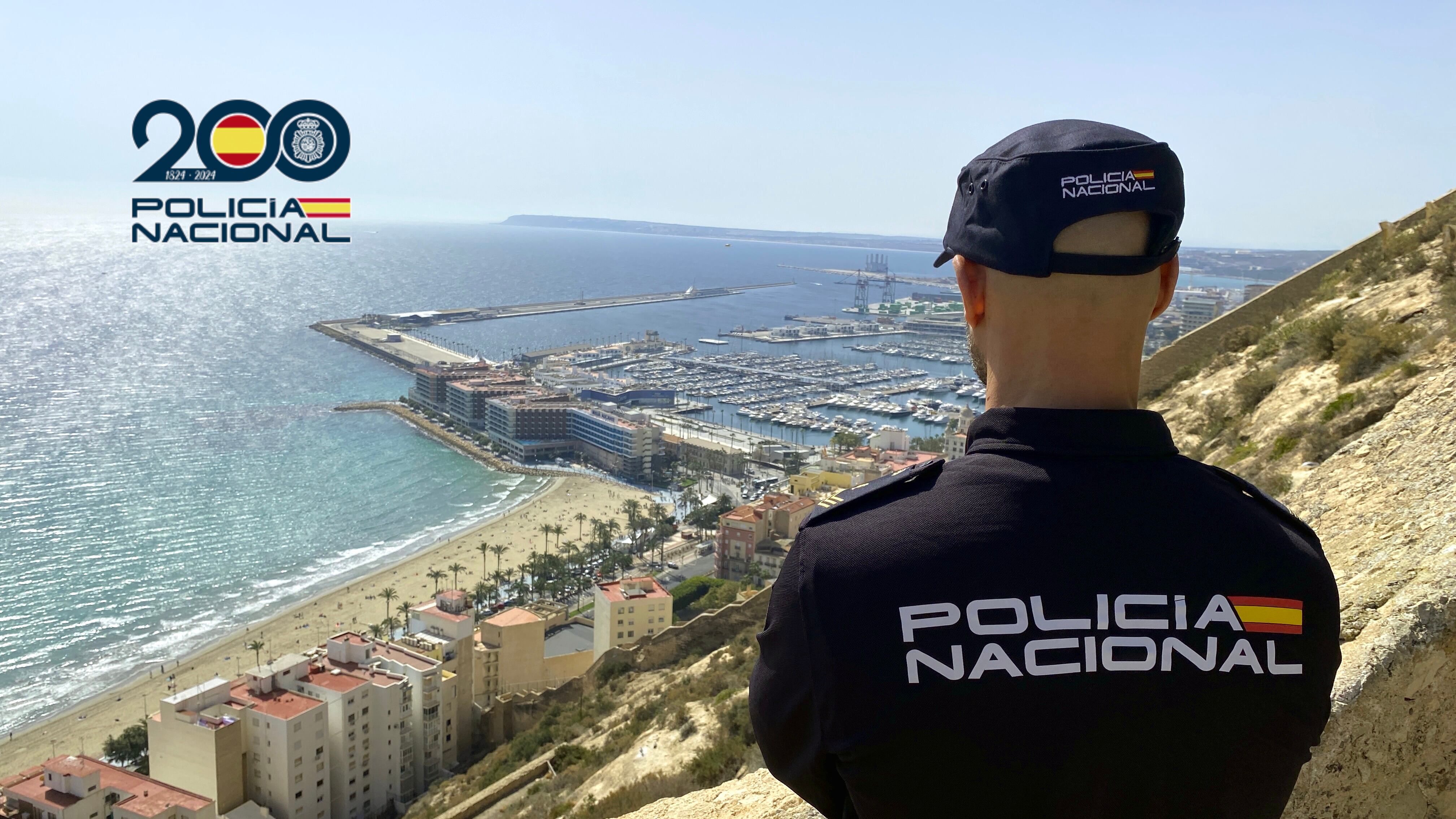 Un policía nacional observa el frente litoral de Alicante desde las alturas. Foto: Policía Nacional