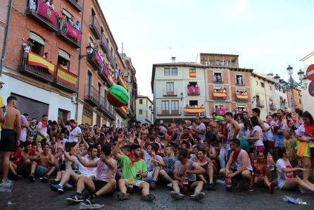 Los jovenes disfrutan antes del inicio del pregón en la Plaza Mayor de Cuéllar