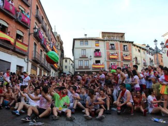 Los jovenes disfrutan antes del inicio del pregón en la Plaza Mayor de Cuéllar