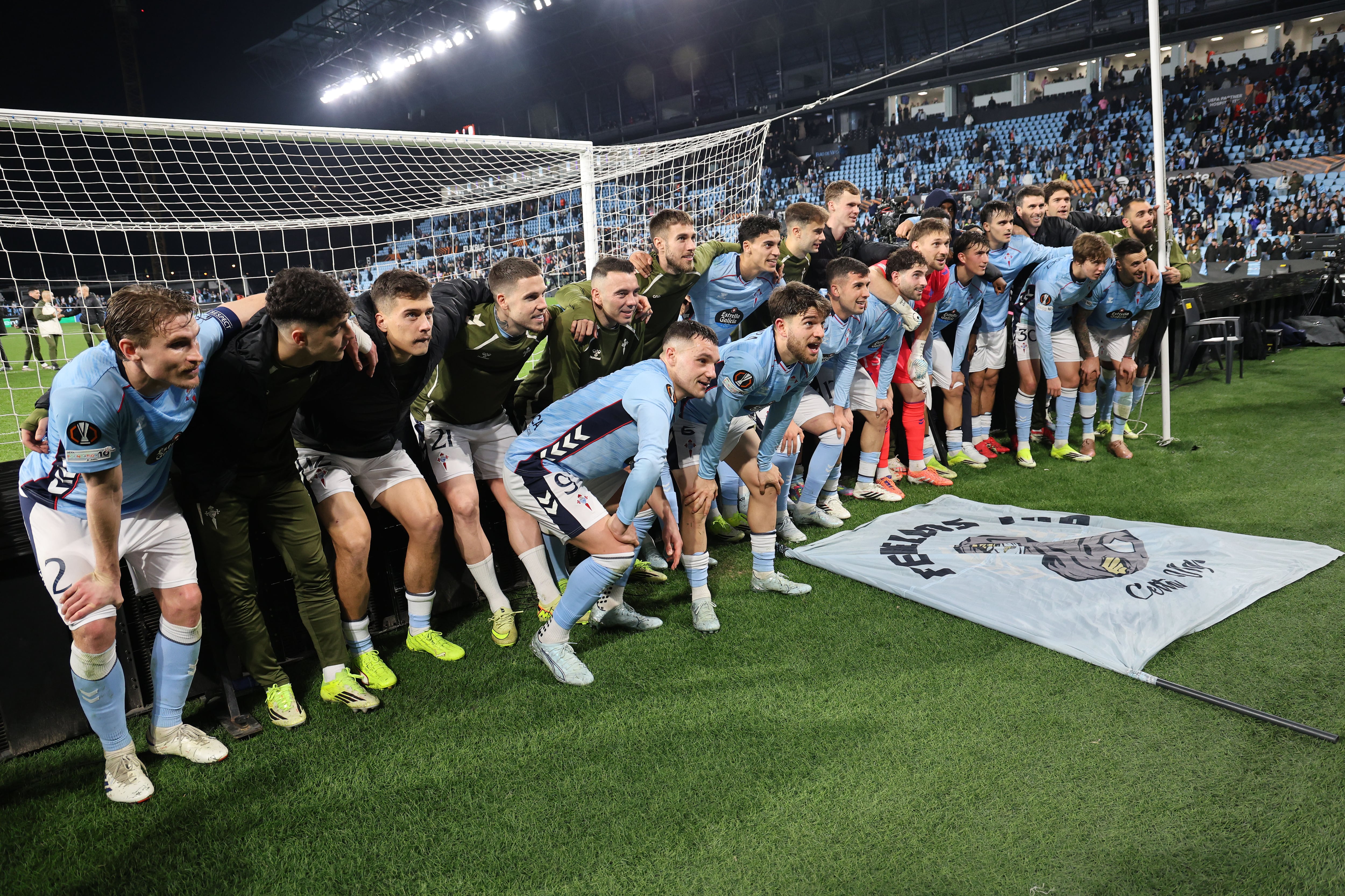 Vigo (Pontevedra) 26/02/2026.- Los jugadores del Celta celebran su pase a los octavos de final de la Liga Europa tras derrotar al Paok FC en el encuentro que han disputado este jueves en el estadio de Balaídos, en Vigo. EFE / Salvador Sas.