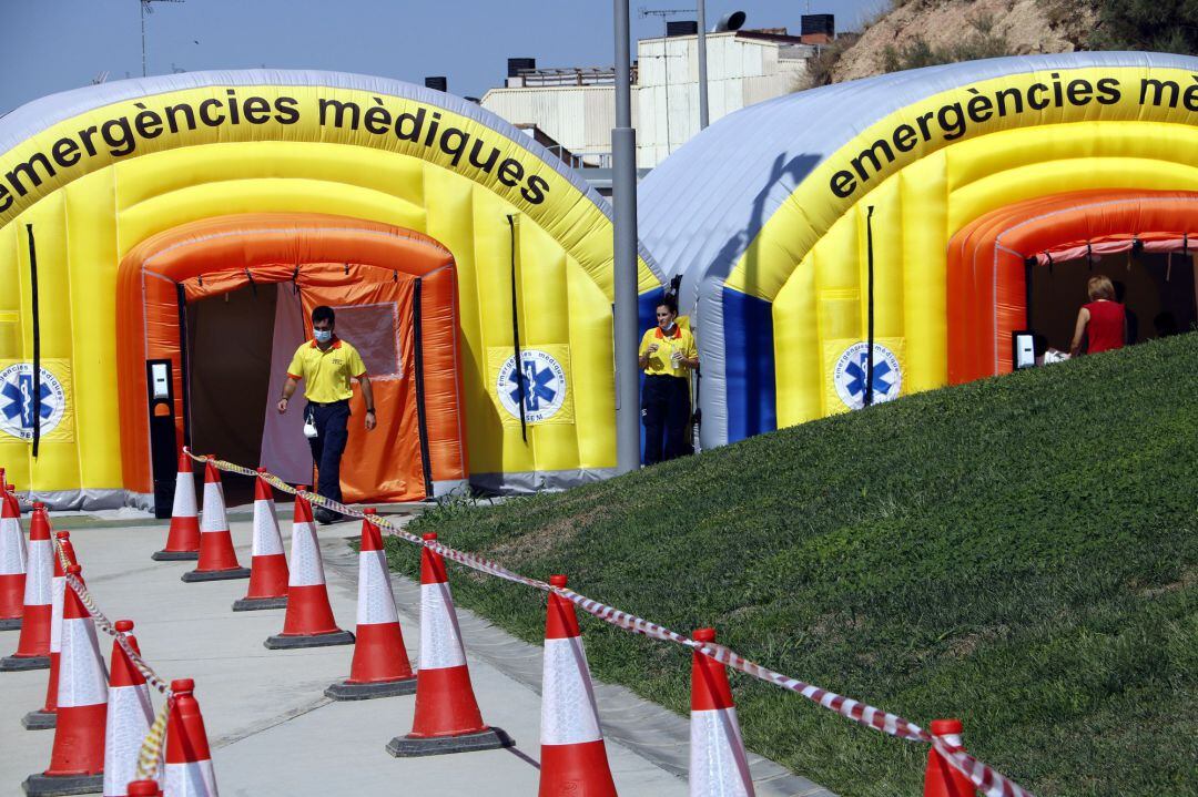 Carpes instal·lades pel SEM a Alcarràs per poder fer un cribratge massiu per detectar asimptomàtics amb la covid-19