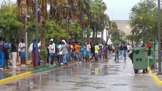 Cerca de un centenar de inmigrantes consiguen saltar la valla de Melilla.