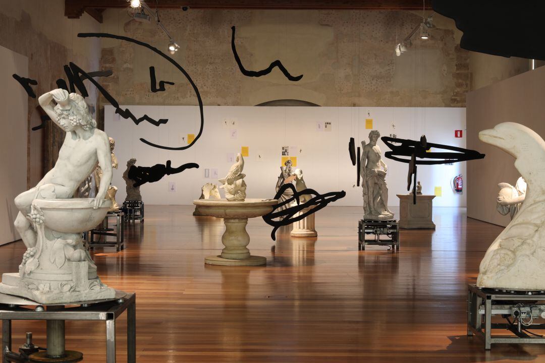 La exposición "Qué pasa con los insectos después de la guerra" 