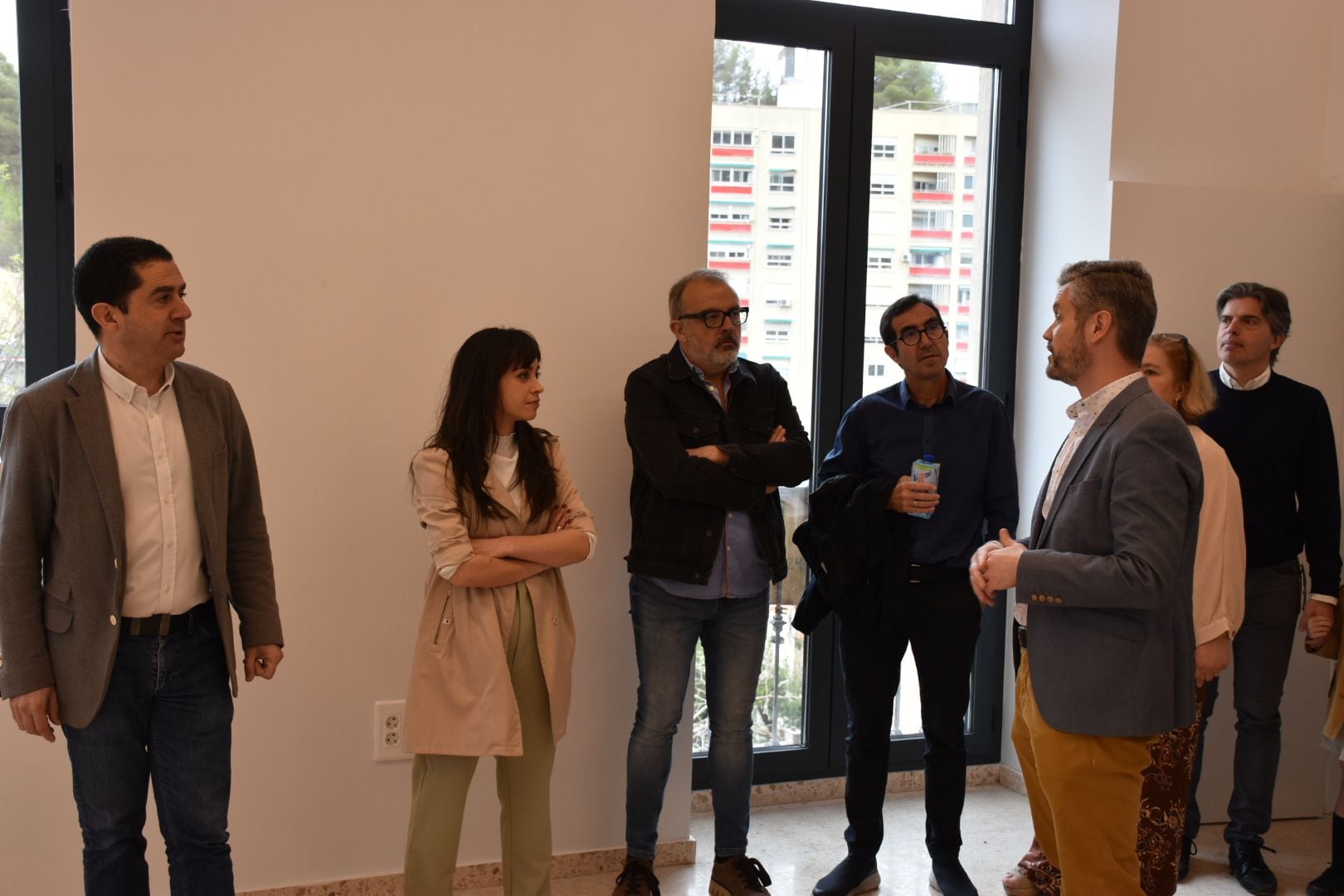 El arquitecto explica al equipo de gobierno de Alcoy la reforma del CCJ