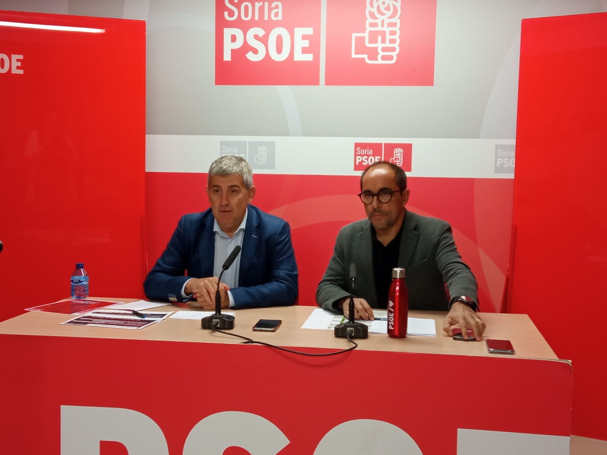 Los socialistas Javier Antón y Luis Rey, durante la valoración de los presupuestos.