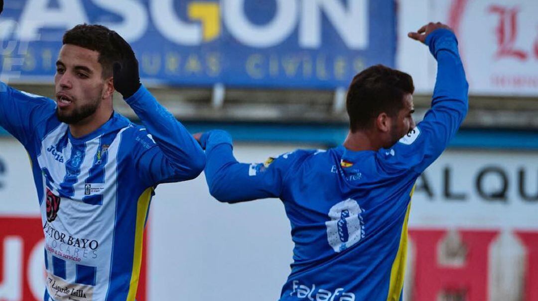 Ayoub y Vitolo (d) celebran un gol en El Montecillo.