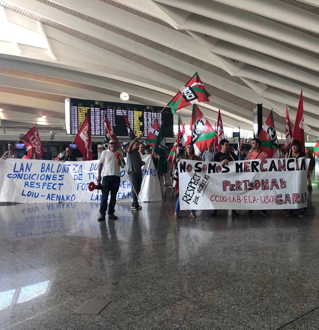 Los trabajadores del aeropuerto de Bilbao protestan durante la huelga convocada este domingo.