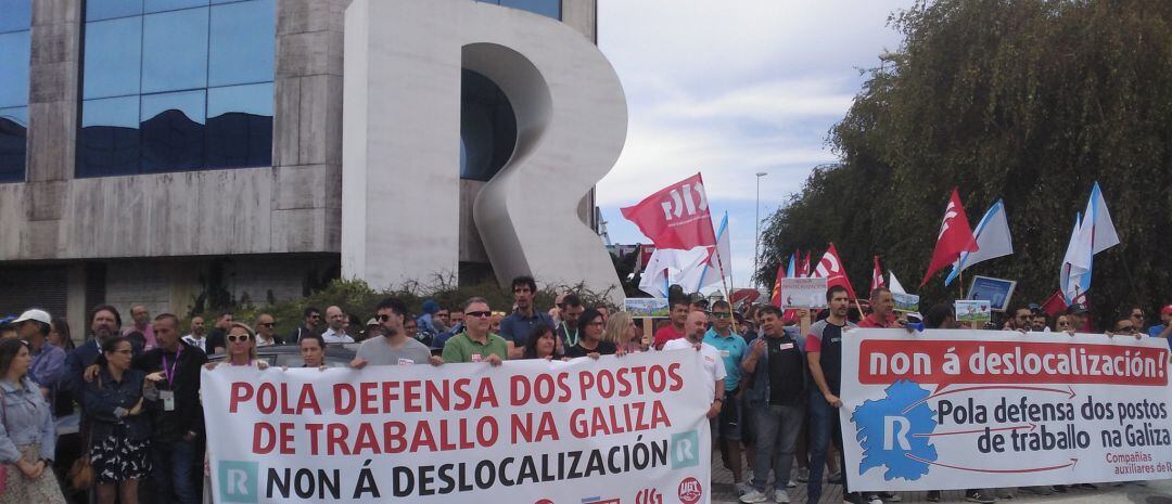 Concentración de trabajadores ante la sede de R