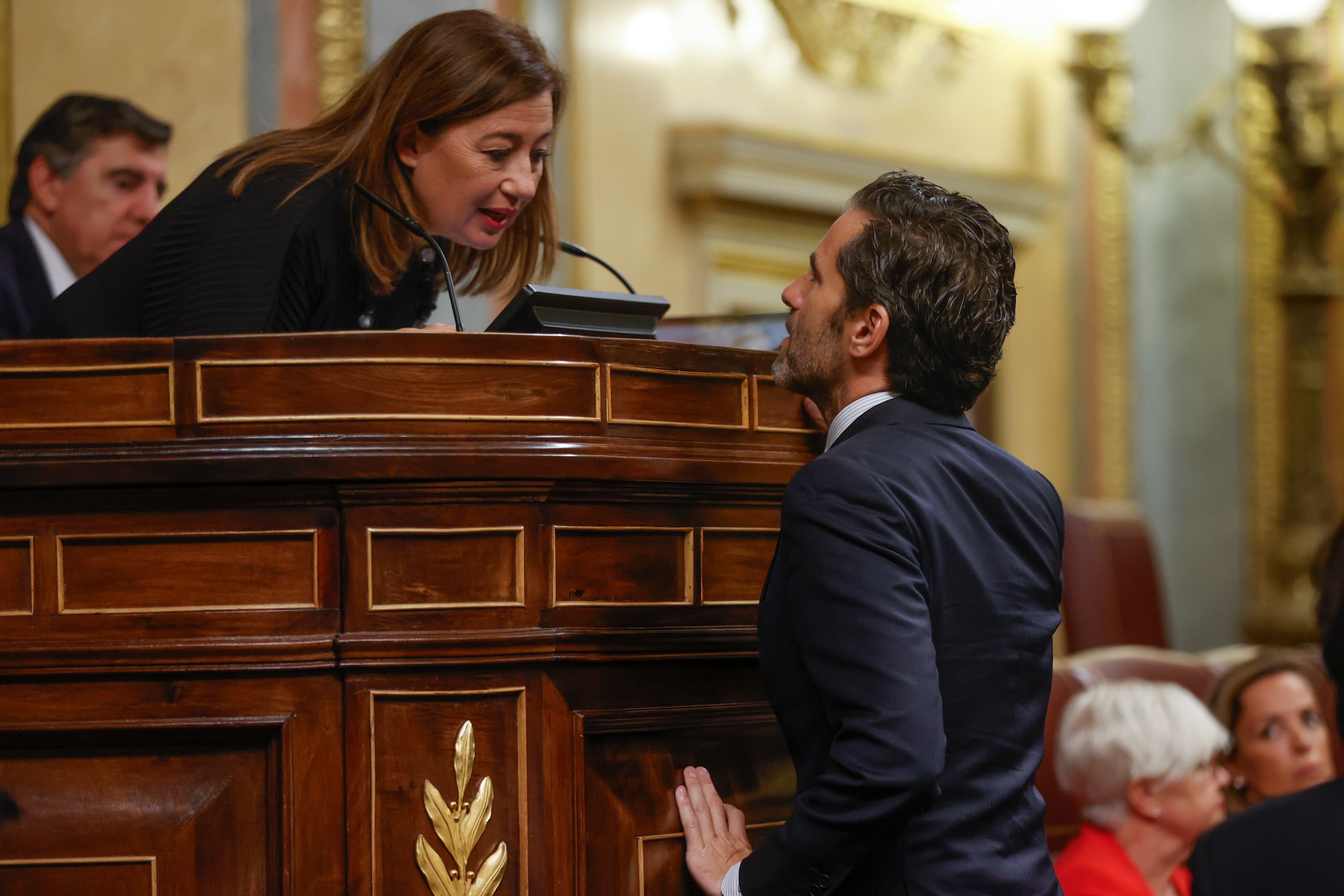 MADRID, 21/09/2023.- El diputado popular Borja Semper conversa con la presidenta de la Cámara, Francina Armengol, en el marco de su intervención durante el pleno de debate de las enmiendas presentadas por PP y Vox a la reforma del Reglamento que permitirá usar las lenguas cooficiales celebrada, este jueves, en el Congreso de los Diputados en Madrid. El Congreso zanja este jueves la implantación definitiva del uso de las lenguas cooficiales en toda la actividad parlamentaria al rechazar previsiblemente con mayoría absoluta las dos enmiendas a la totalidad, del PP y de Vox, que se debatirán en el pleno. EFE/ Juan Carlos Hidalgo