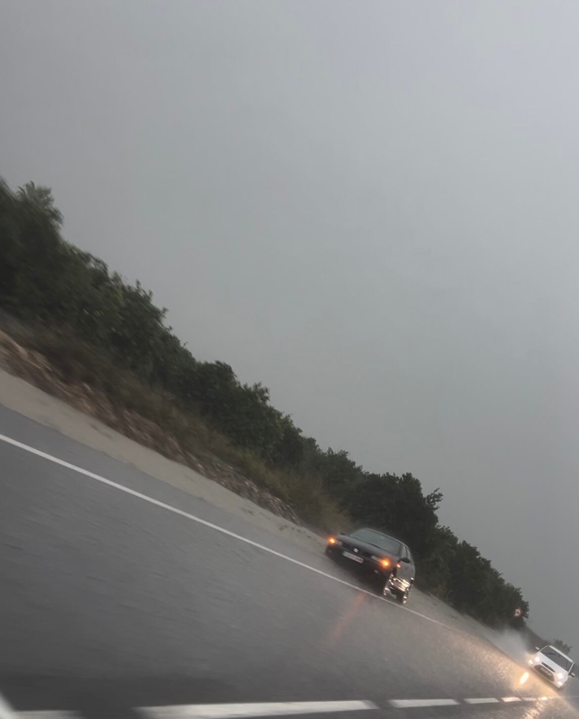 Vehículo atrapado en la carretera de Manuel esta misma mañana. Fuente: Radio Xàtiva Cadena SER