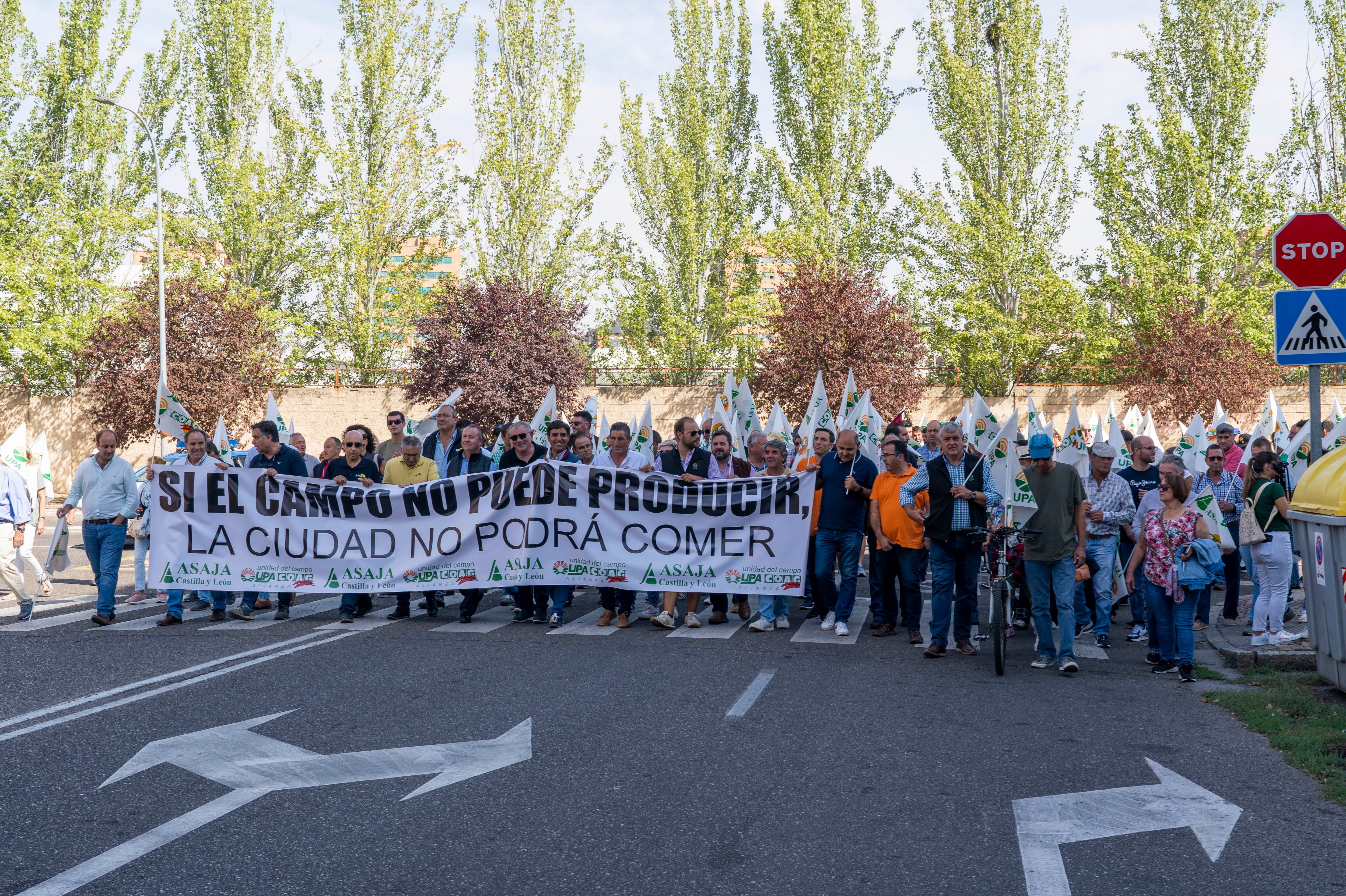 Las organizaciones profesionales agrarias Asaja, COAG y UPA se manifiestan para denunciar los inasumibles