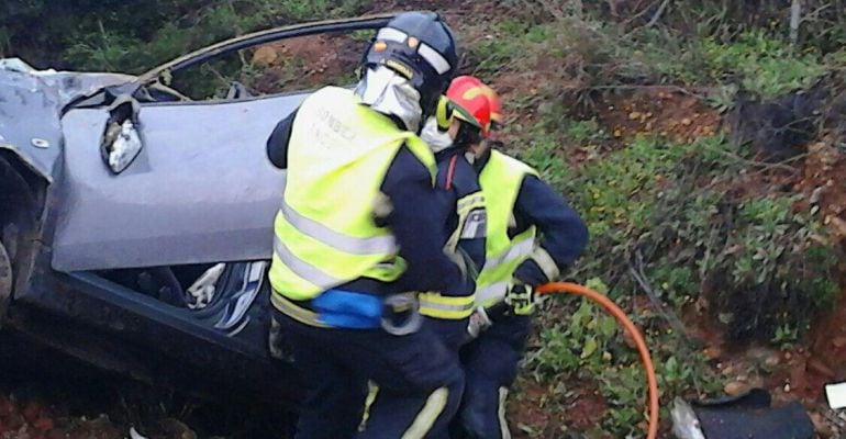 Los Bomberos de Andújar trabajan en el vehículo accidentado.