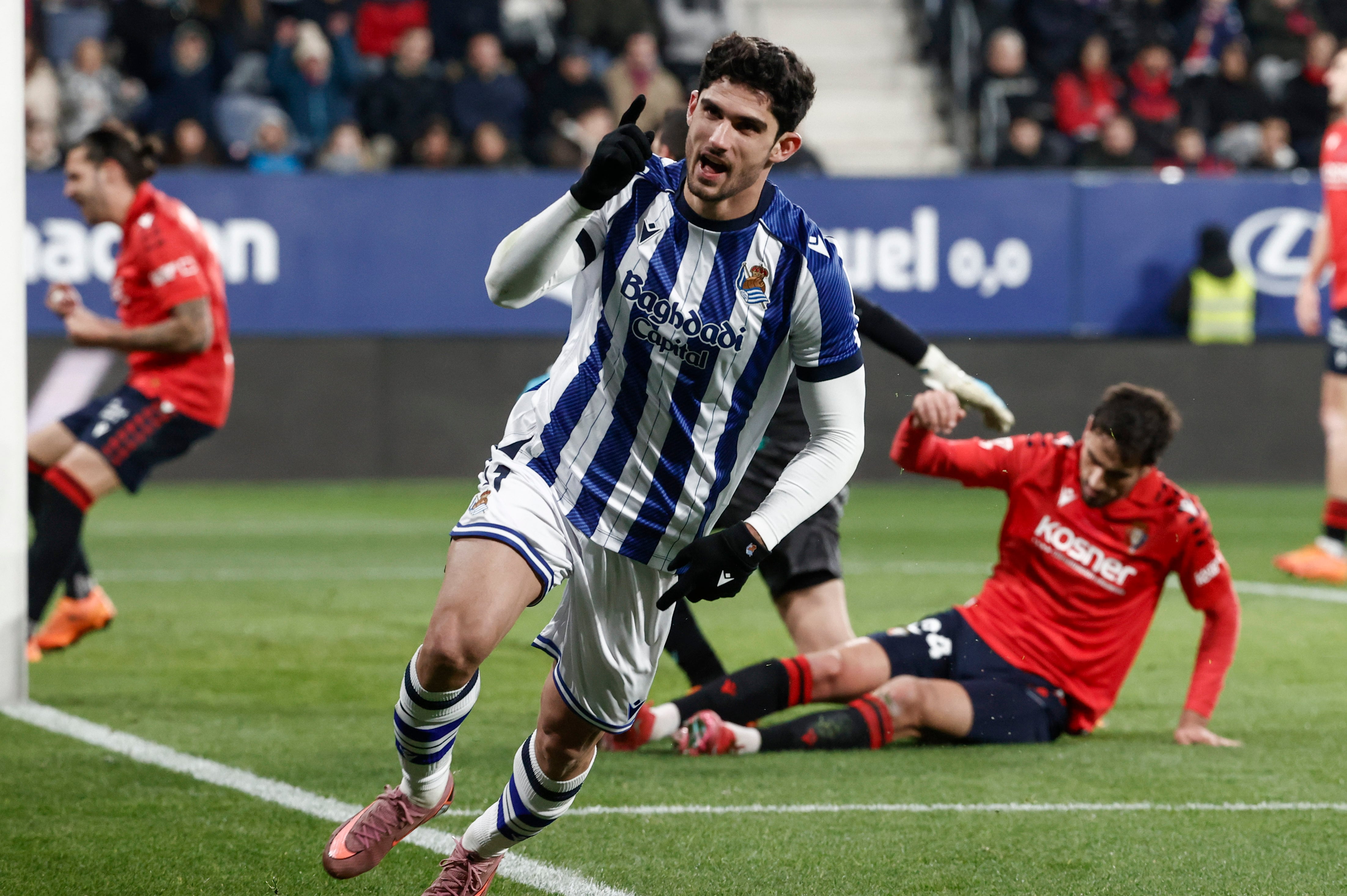 Guedes celebra su gol para la remontada de la Real Sociedad en el Sadar ante Osasuna con Catena y Juan Cruz lamentándose detrás 